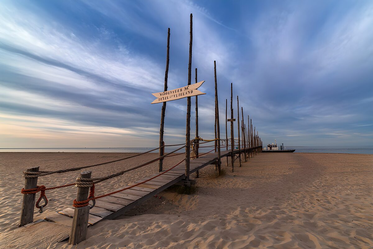 Houten steiger in zacht avondlicht