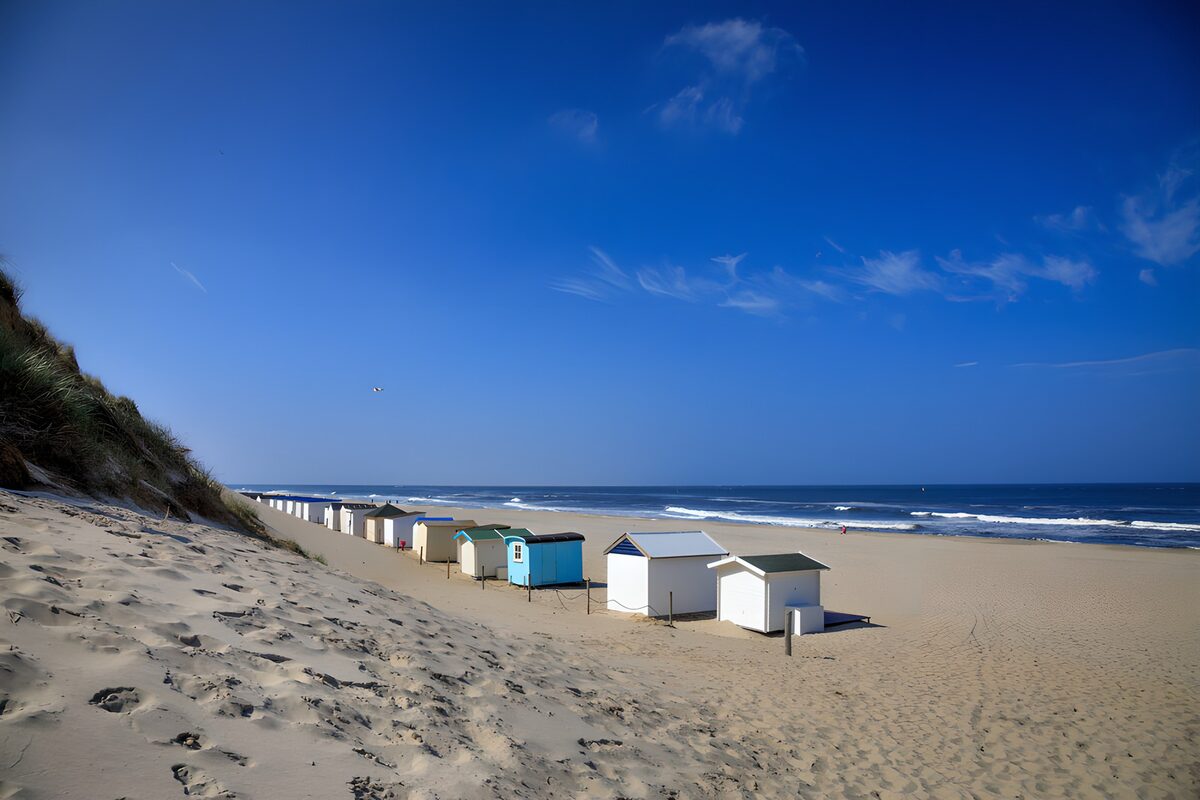 Strandhuisjes tussen duin en zee