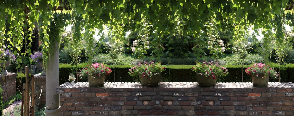 Bloempotten op een zonnige baksteenmuur