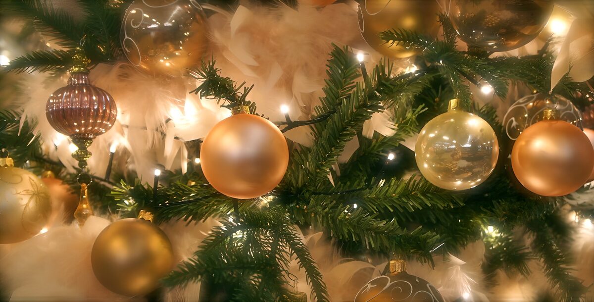 Kerstboom in goud en warm licht