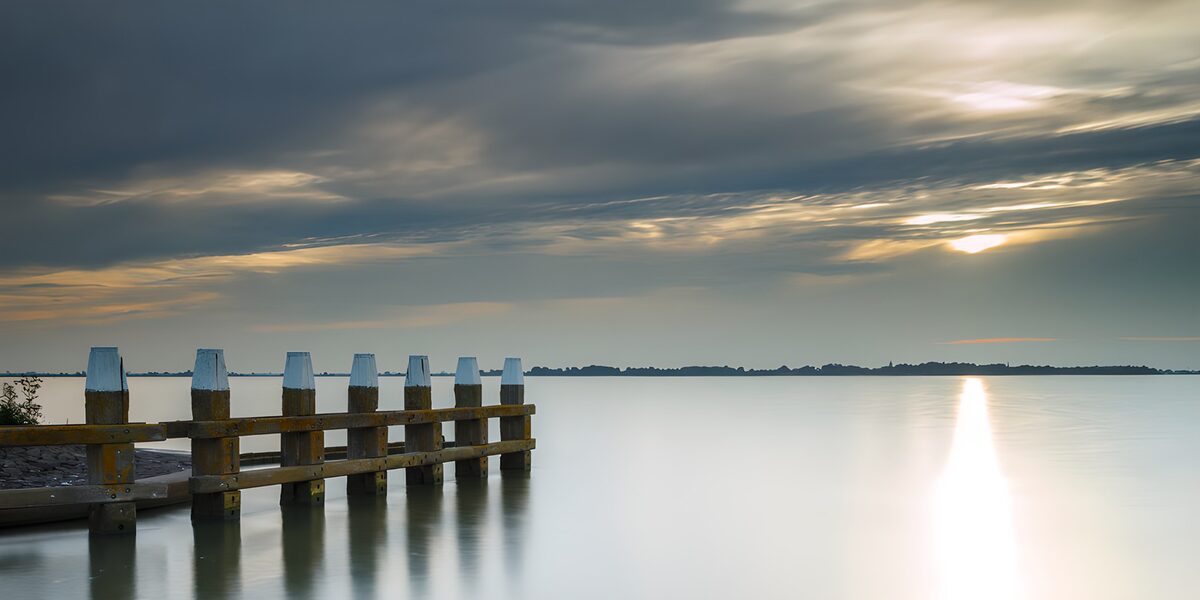 Houten steiger onder een gouden lucht