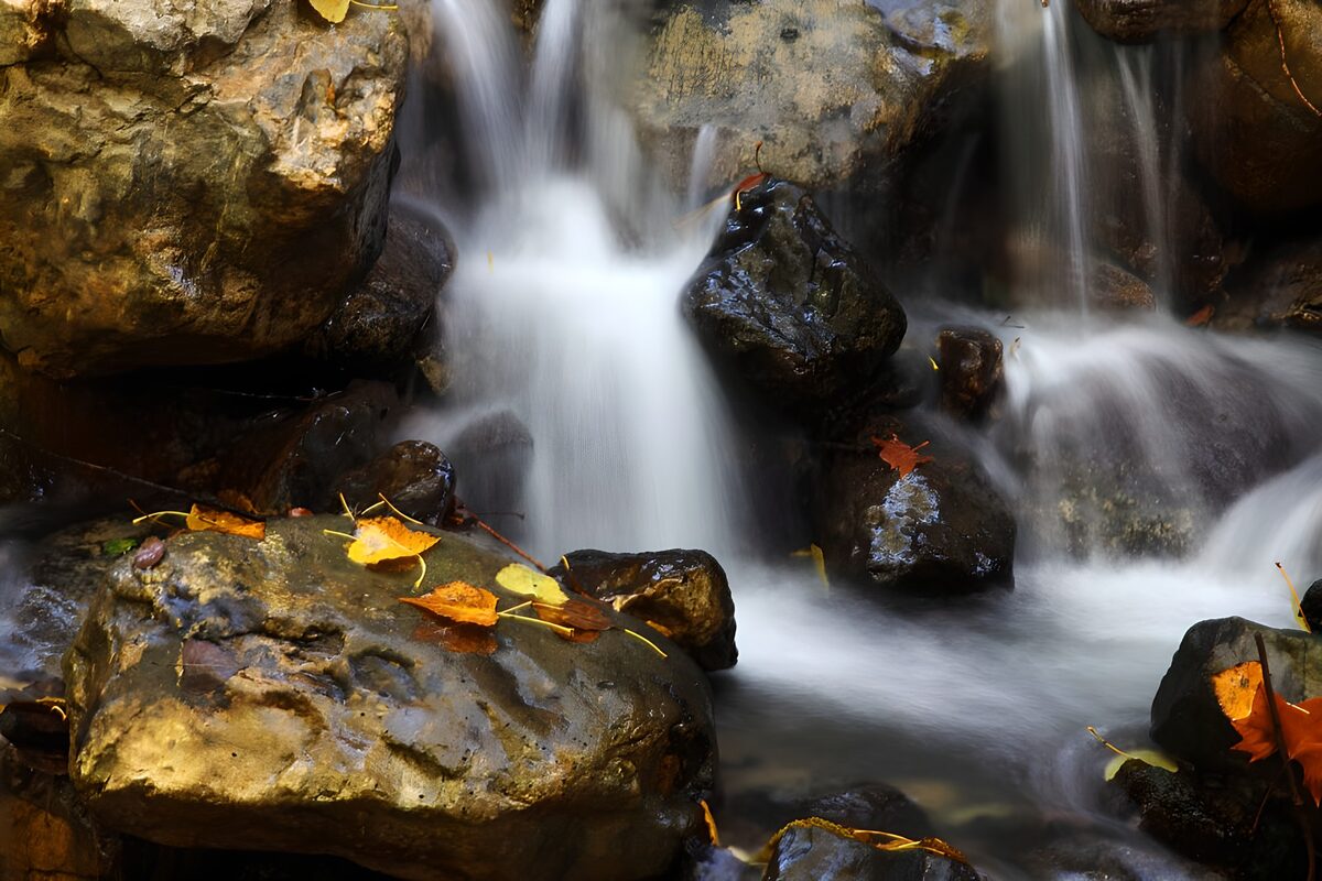 Waterval over rotsen in herfstkleuren