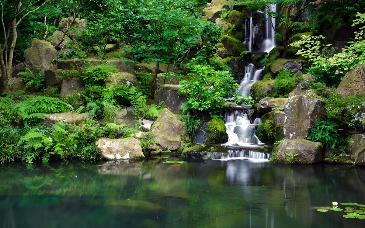 Waterval tussen groen en rotsen