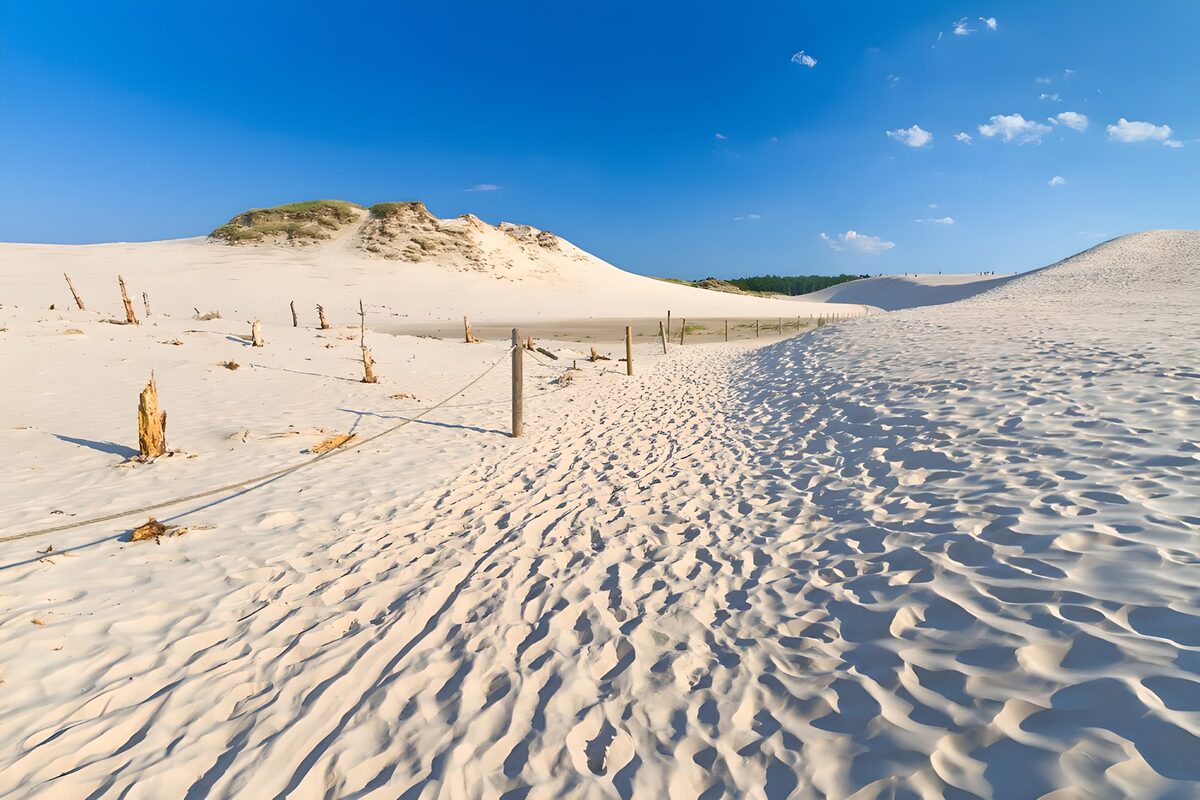 Zandpad door zonnige duinen