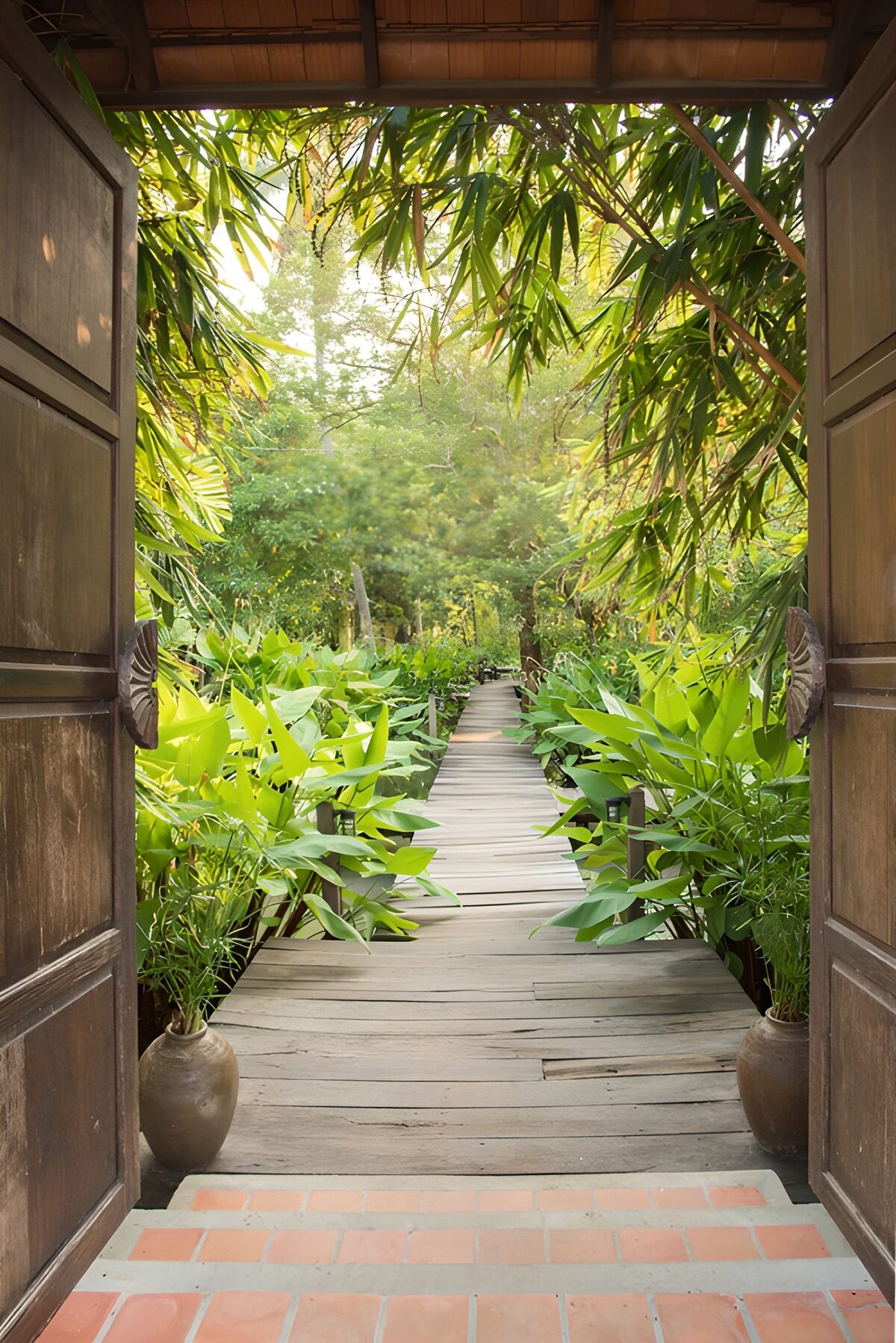 Open deuren naar een groene tuin