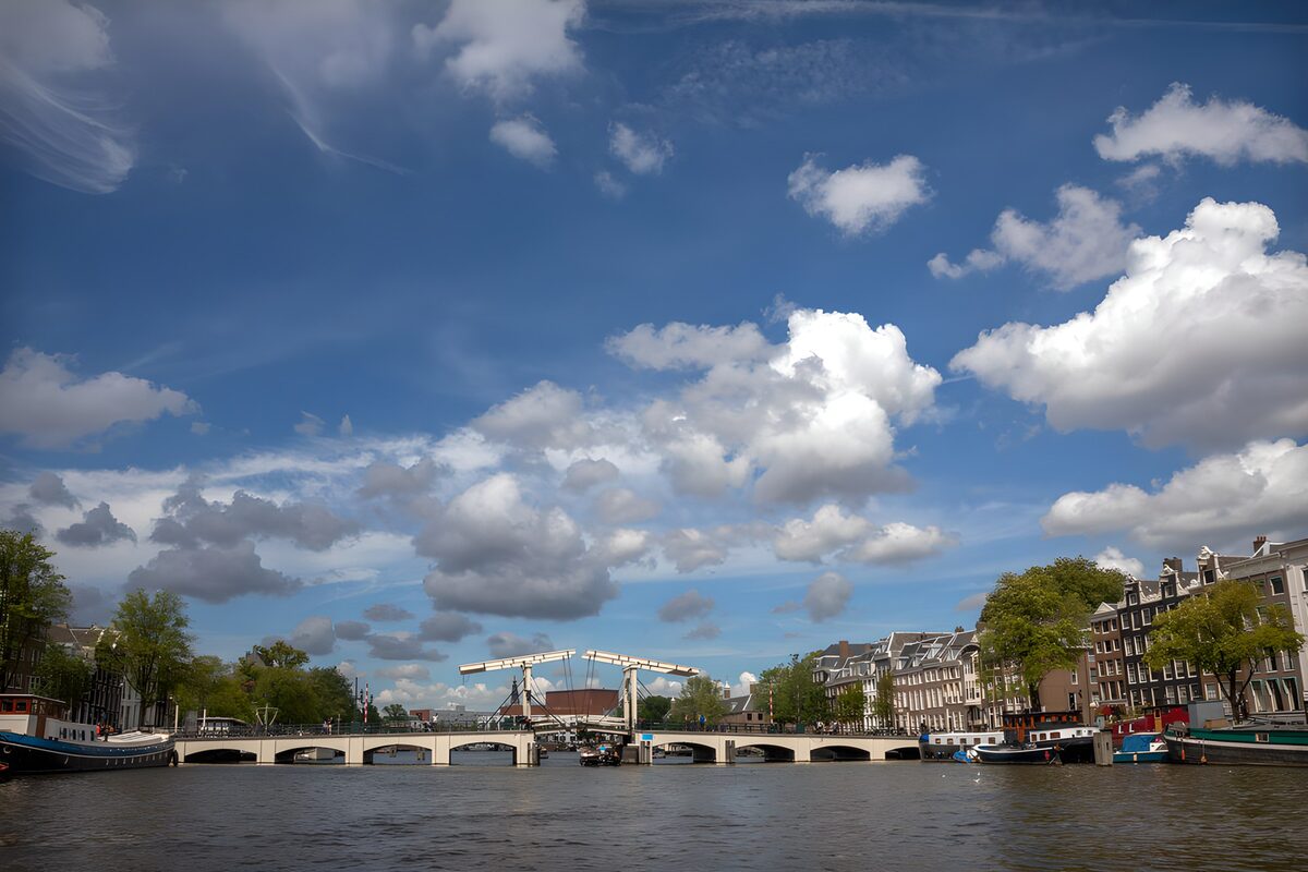 Witte ophaalbrug over de Amstel
