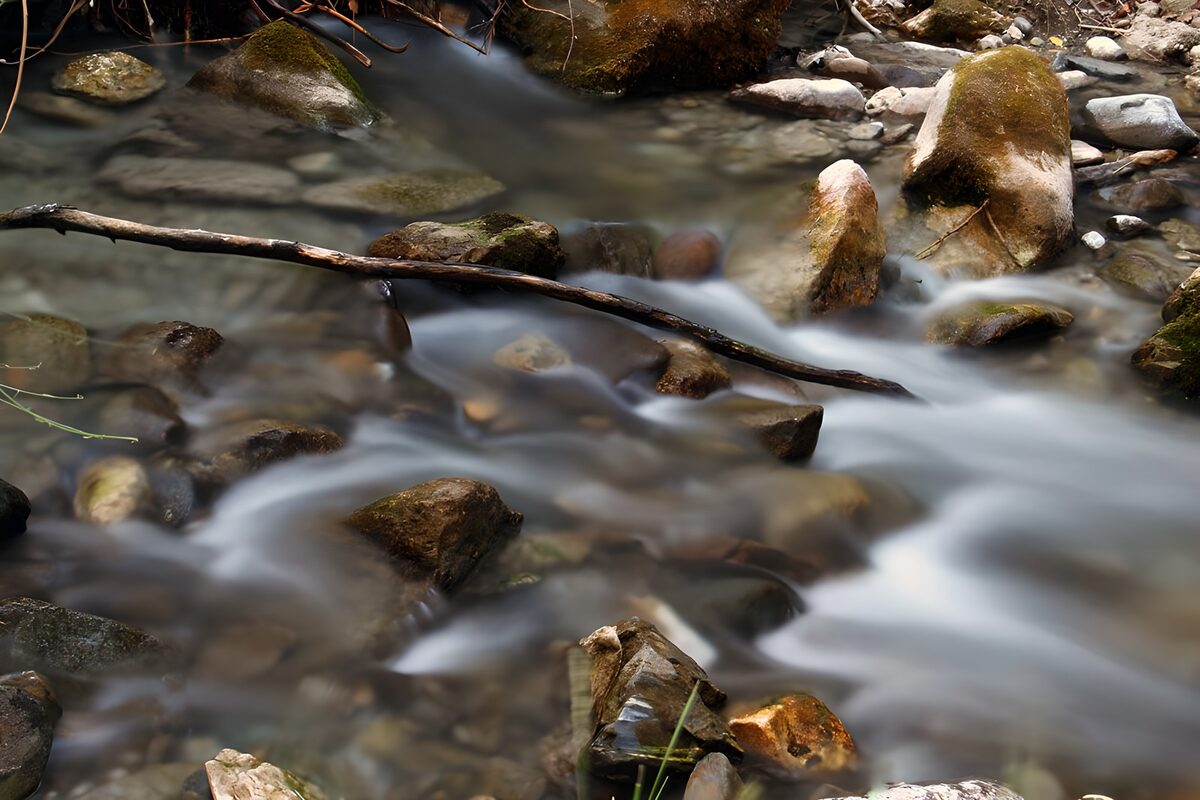 Zijdezacht water langs ruwe rotsen