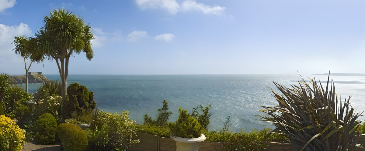 Zonnige kusttuin met uitzicht op zee