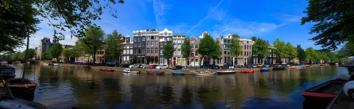 Grachtenhuizen onder een blauwe hemel
