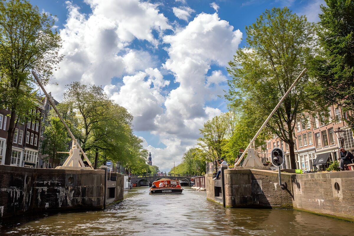 Rondvaartboot tussen brug en bomen