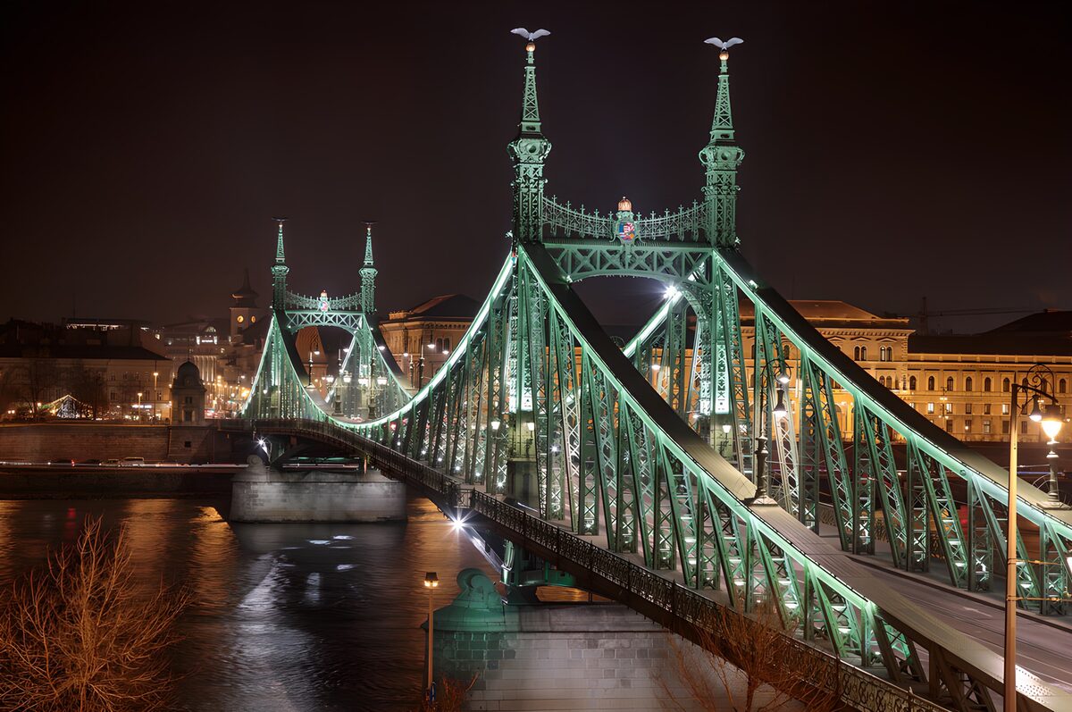 Vrijheidsbrug bij nacht