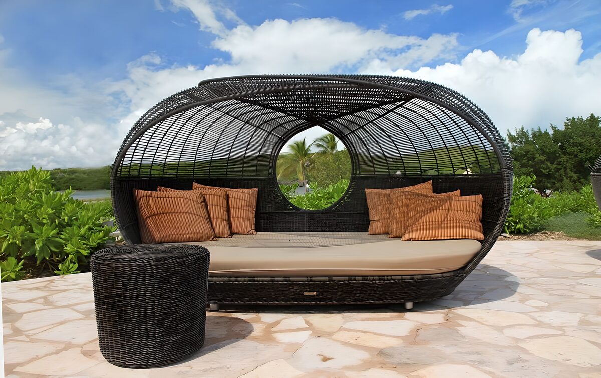 Zwart loungebed op een zonnig terras