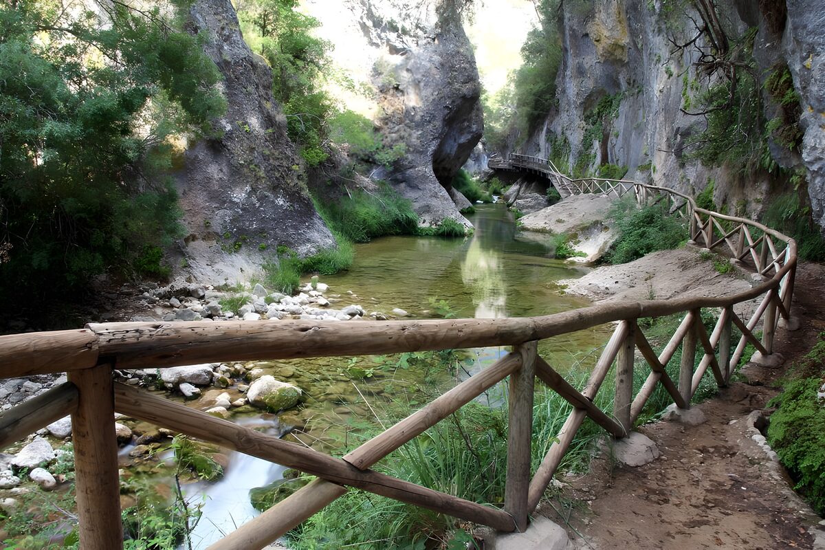 Helder water en een pad door de kloof