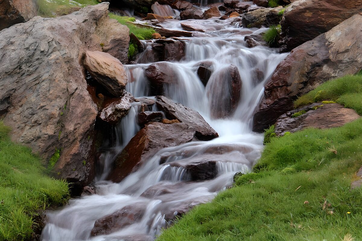 Een witte waterdraad door het groen