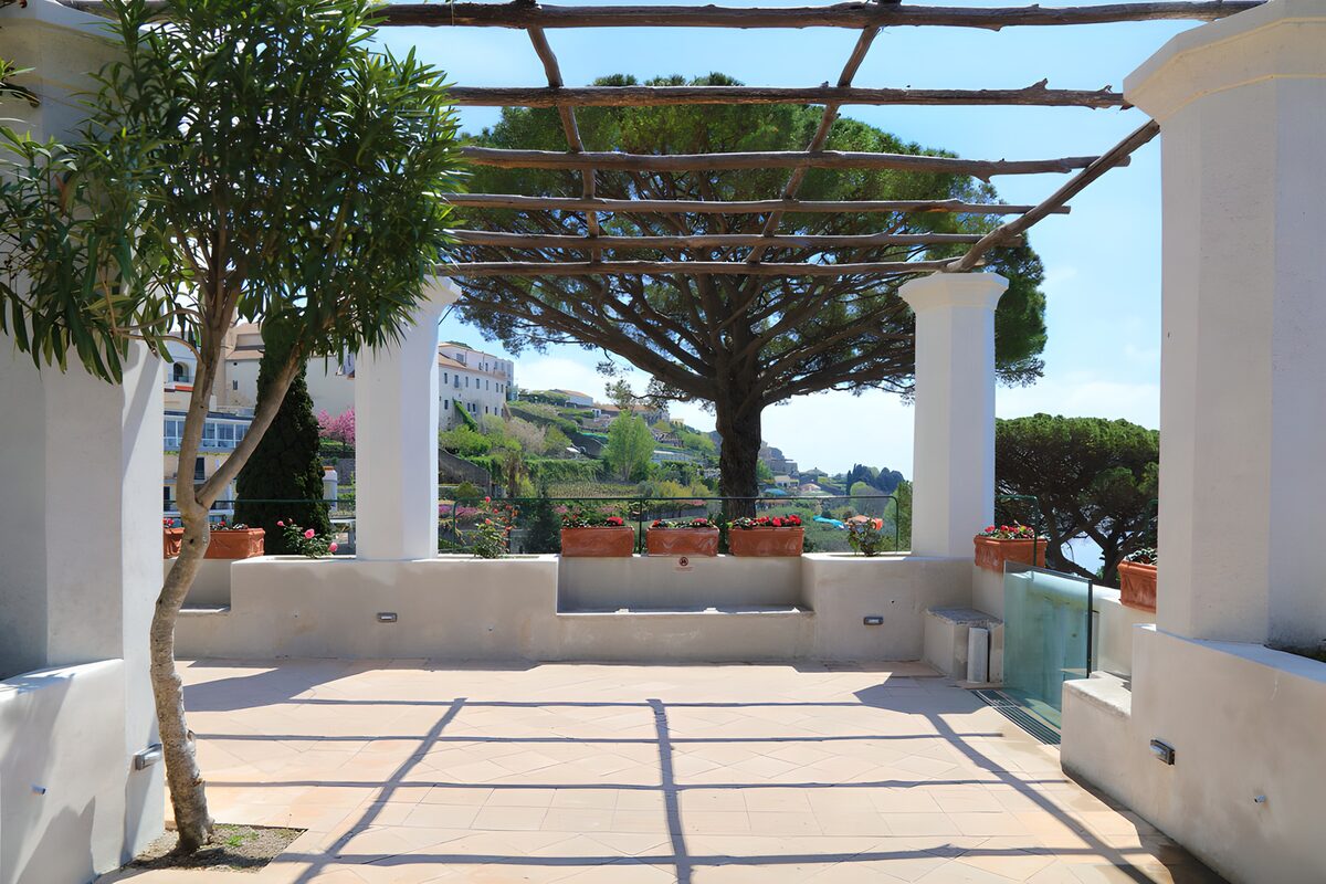 Wit terras onder een houten pergola