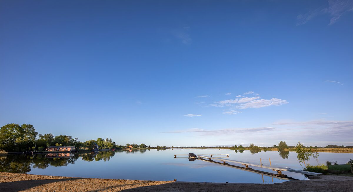 Motorboot bij de steiger onder blauwe lucht