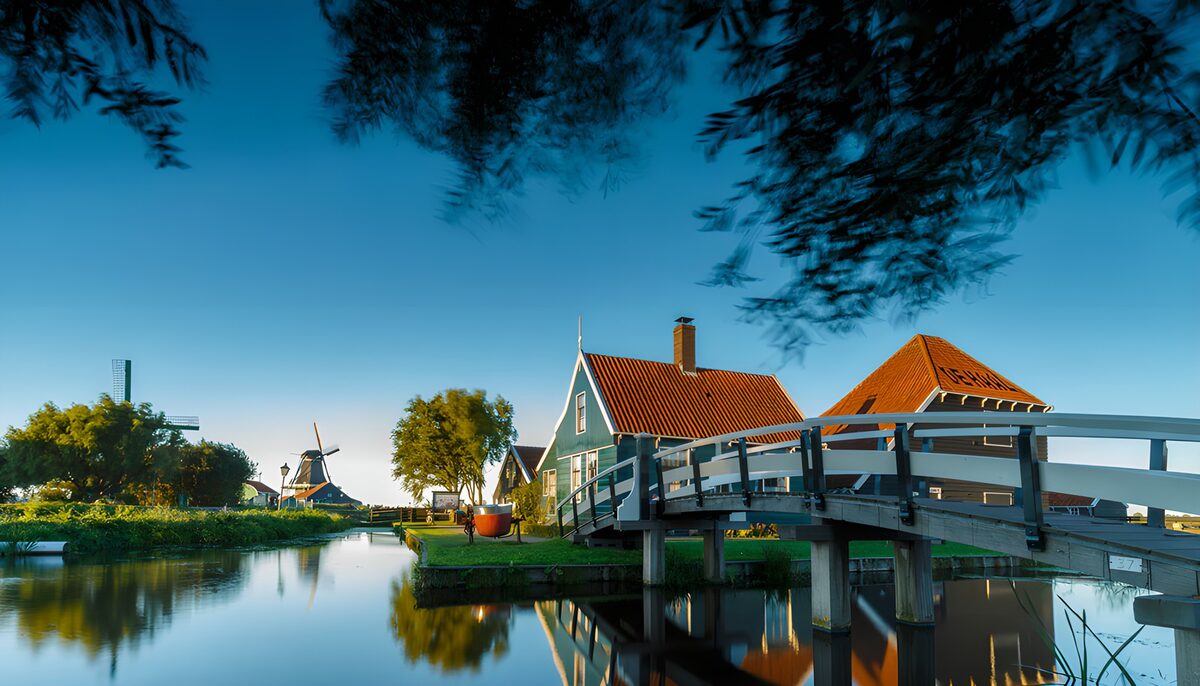 Molens en huizen aan het water