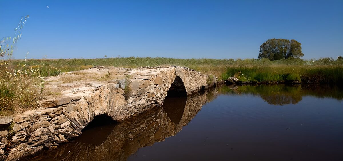 Oude stenen brug over stil water