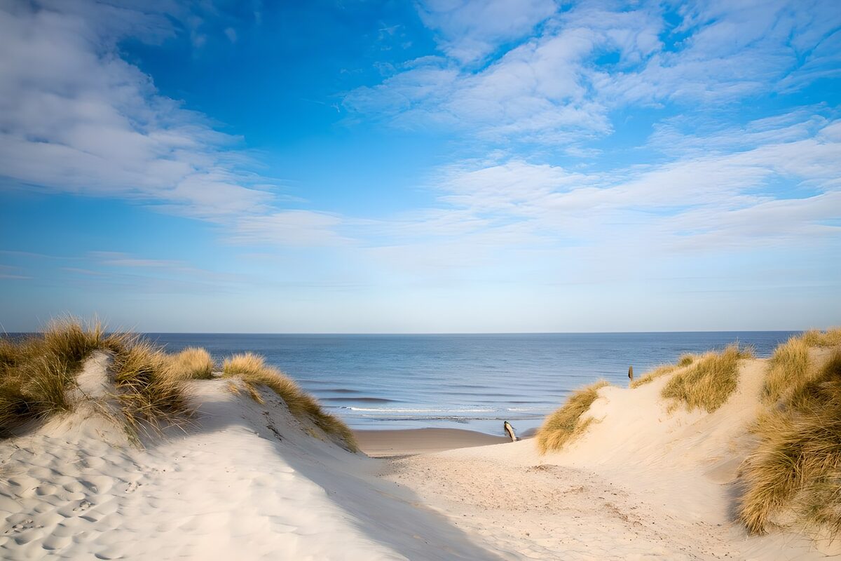 Tussen de duinen wacht de zee