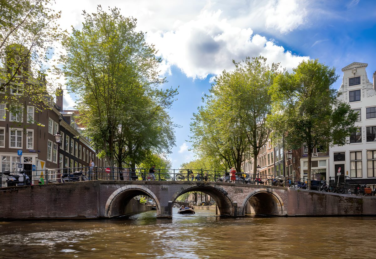 Bakstenen boogbrug op een zonnige dag