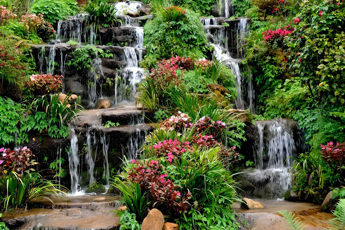Tuinwaterval tussen groen en roze bloemen