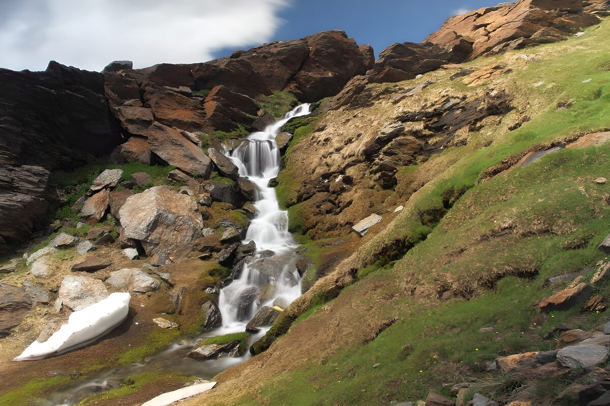 Waterval tussen rotsen en sneeuw