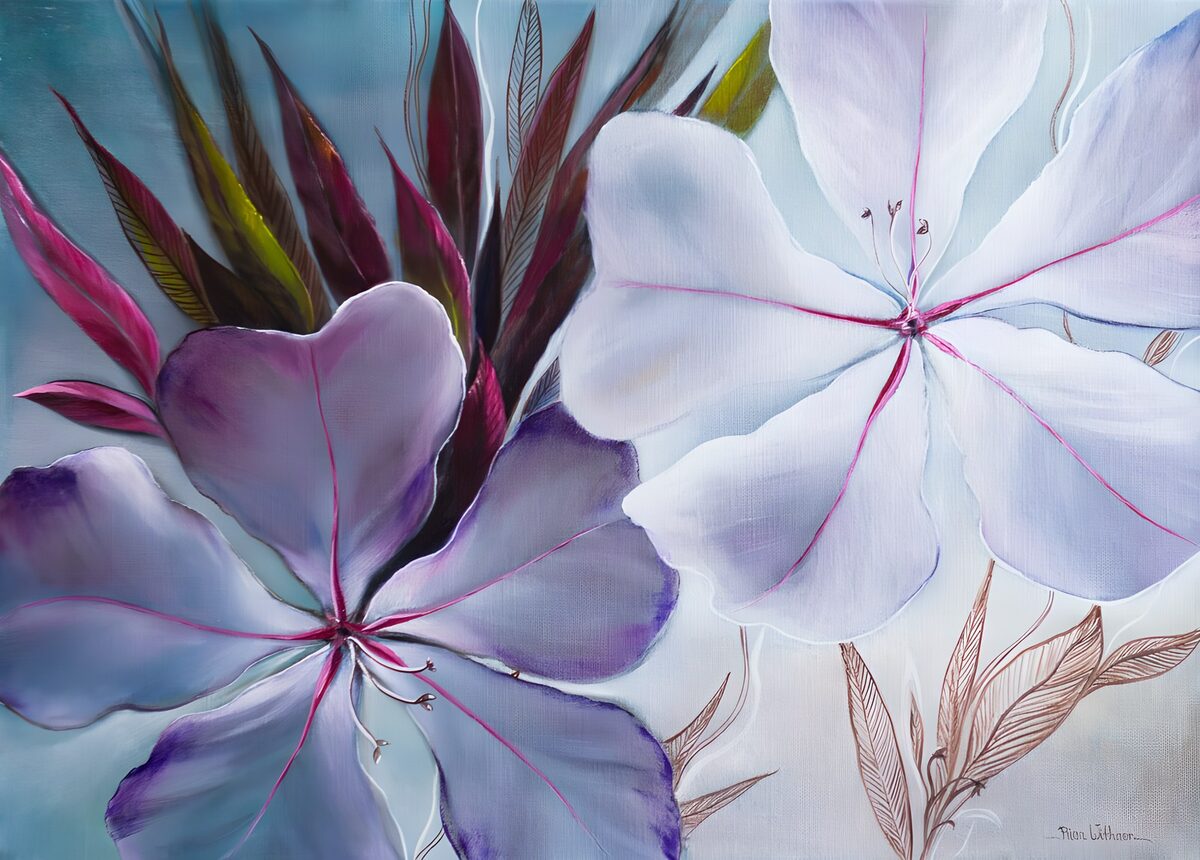 Witte en paarse bloemen in zacht blauw