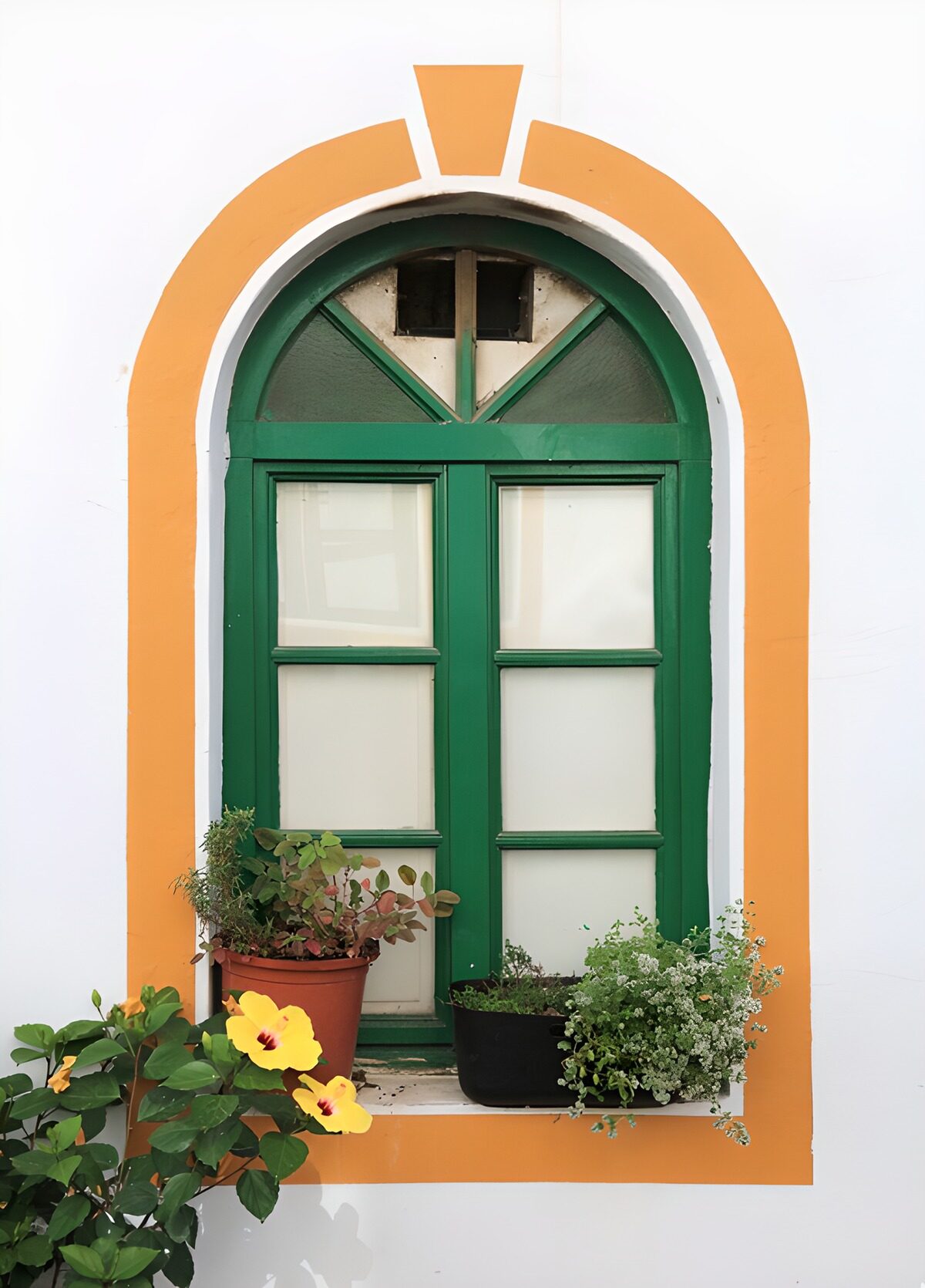 Groen boogvenster met bloempotten