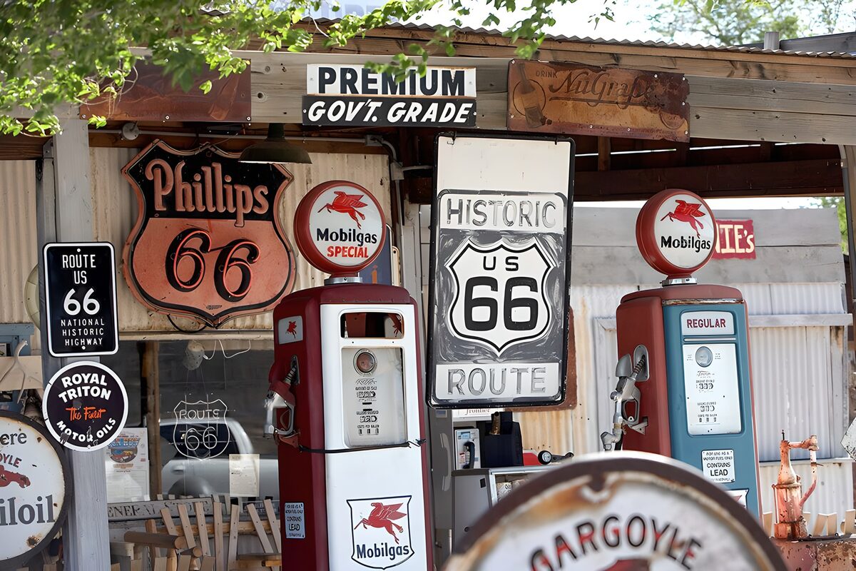 Oude benzinepompen en Route 66-borden