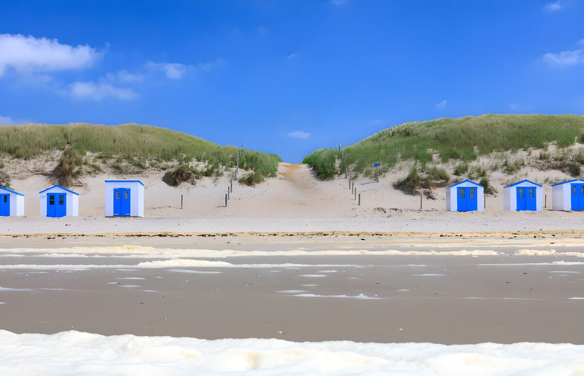 Blauw-witte strandhuisjes in de zon