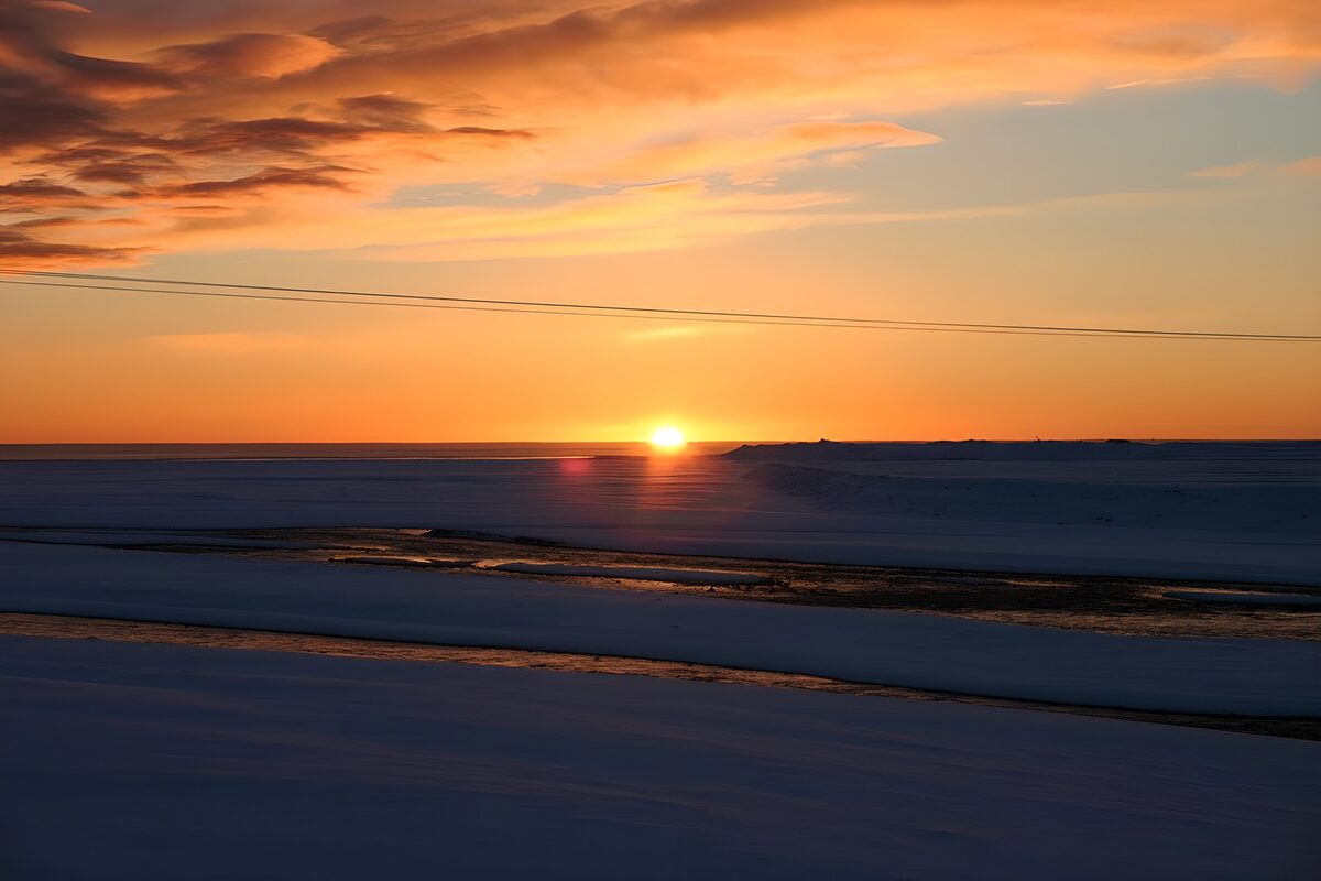 Zonsondergang boven een sneeuwvlakte