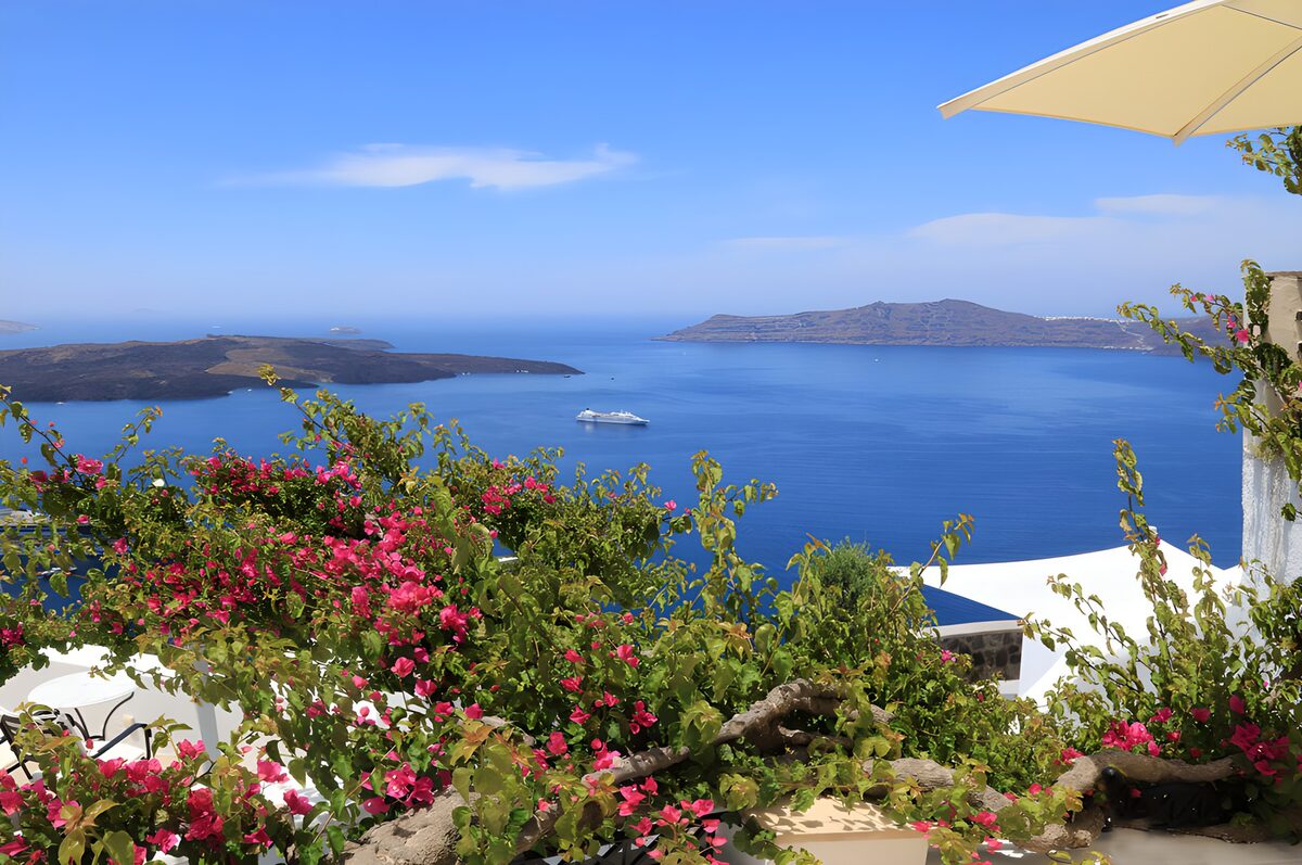 Roze bougainvillea boven de blauwe baai