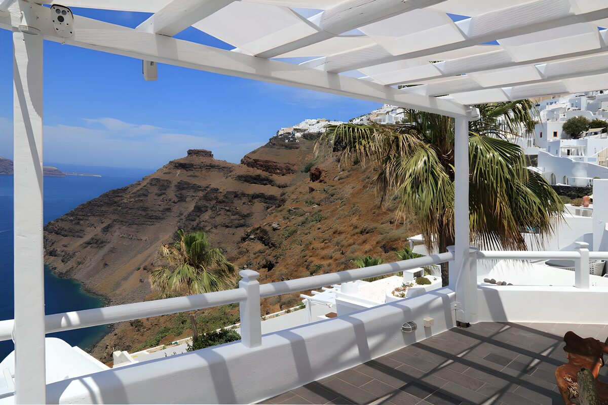 Wit terras boven de blauwe zee