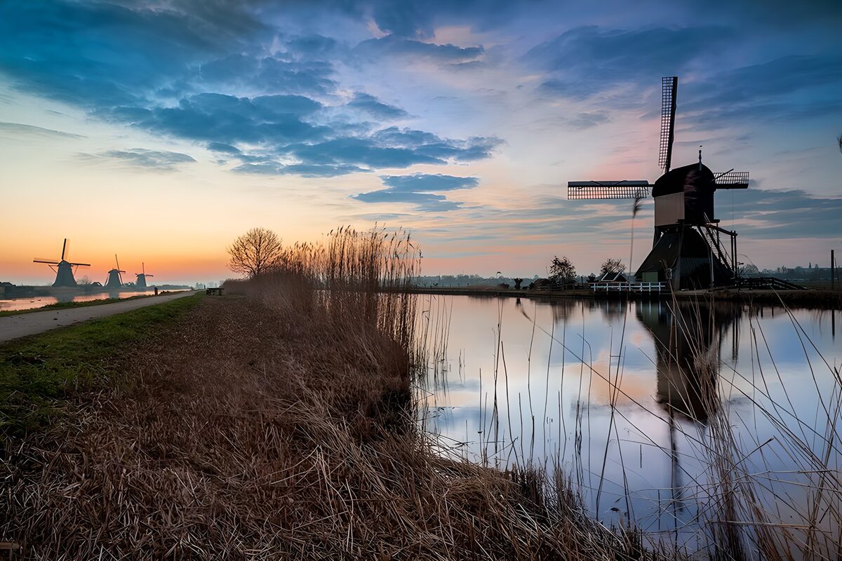 Windmolens aan het water in zacht licht