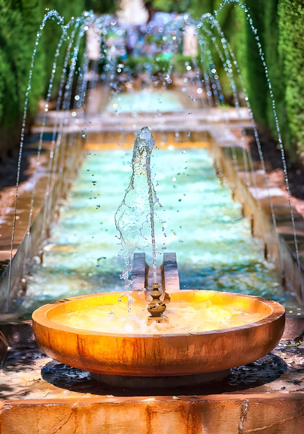Oranje fontein tussen groene hagen