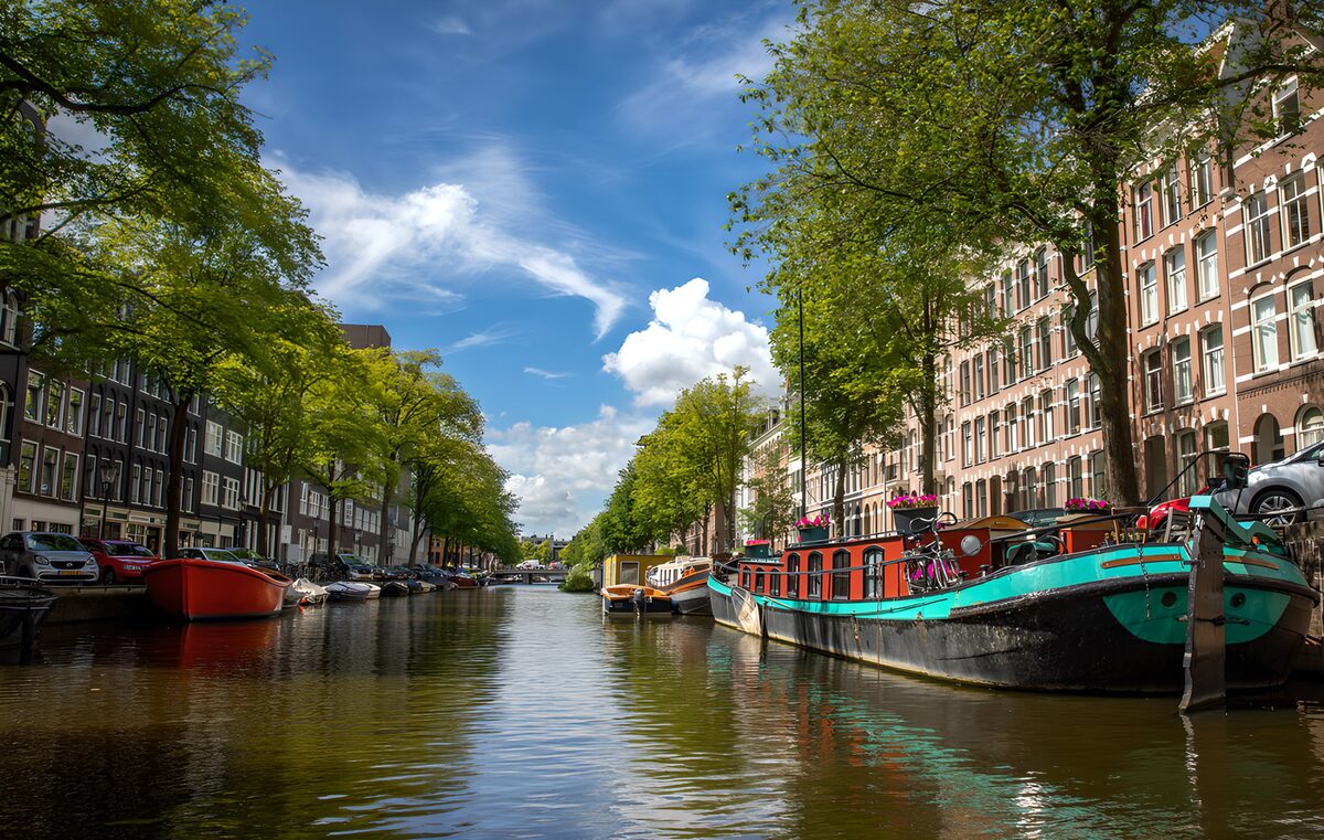 Gracht met kleurrijke woonboten