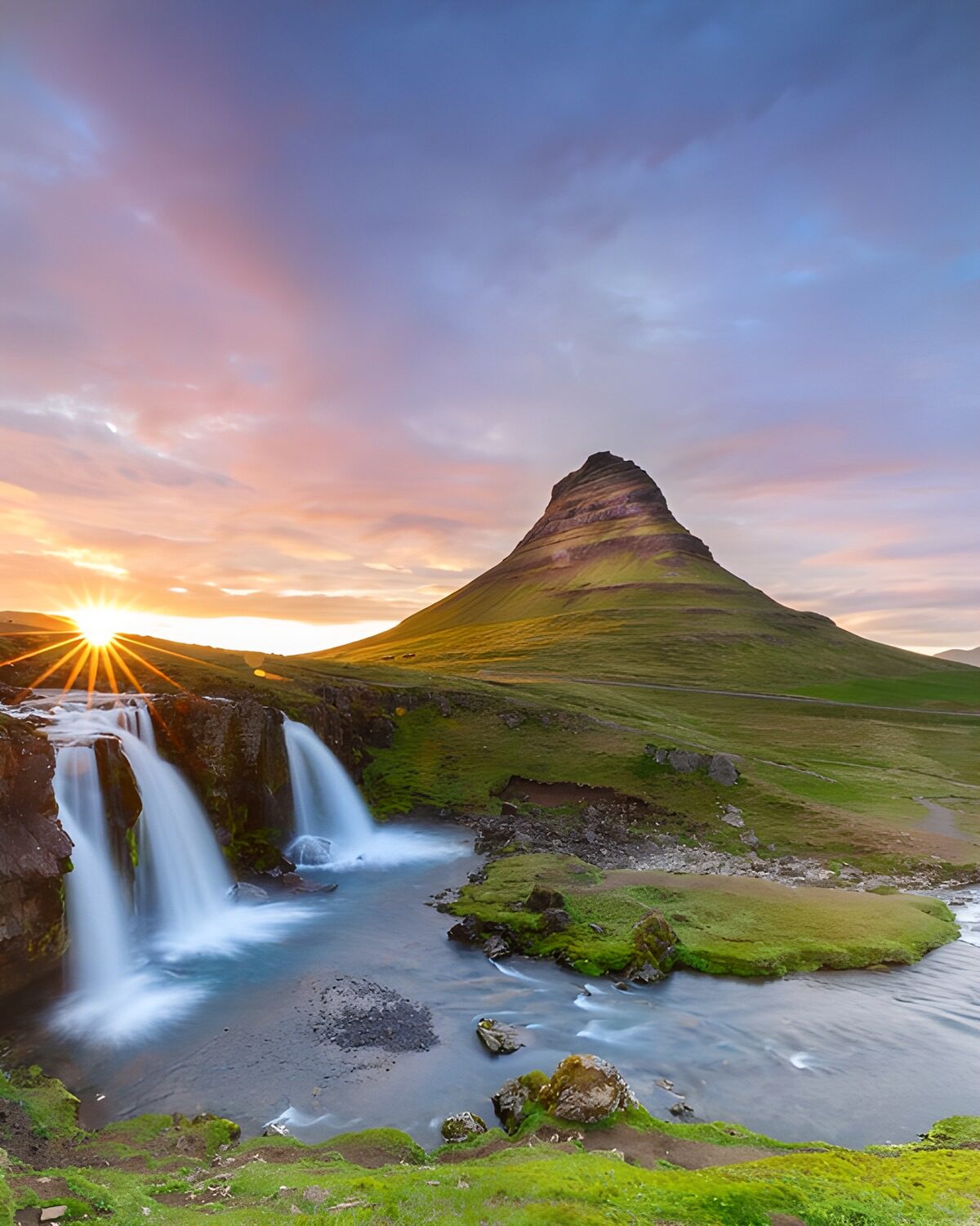 Watervallen en Kirkjufell in laag zonlicht