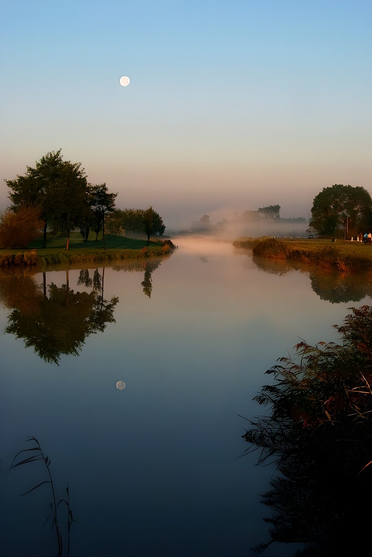 Maan boven mistig water