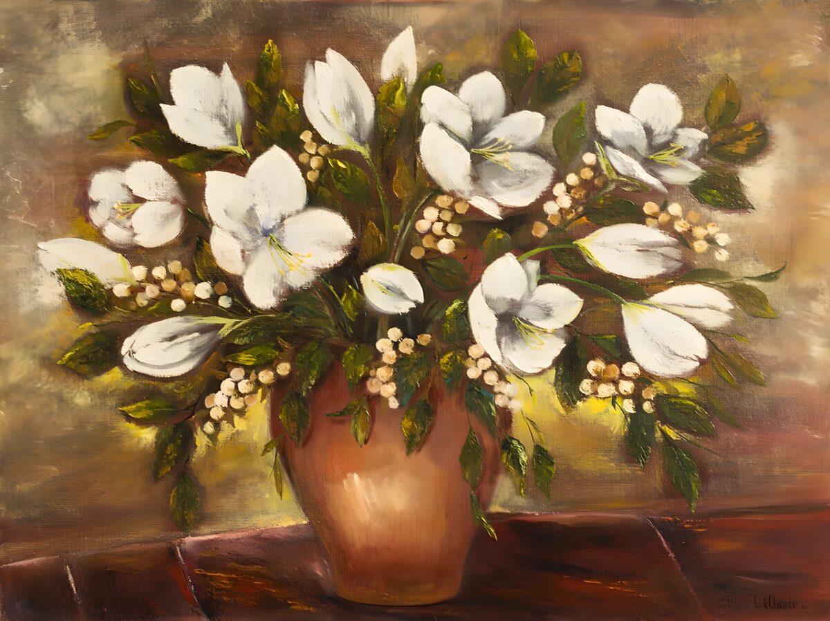 Witte bloemen in een warme bruine vaas