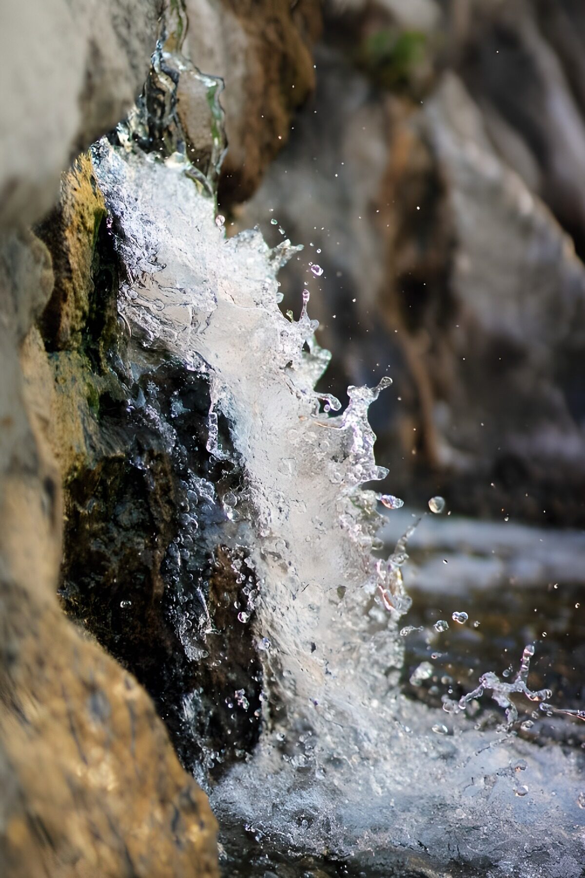 Opspattend water langs ruwe rotsen