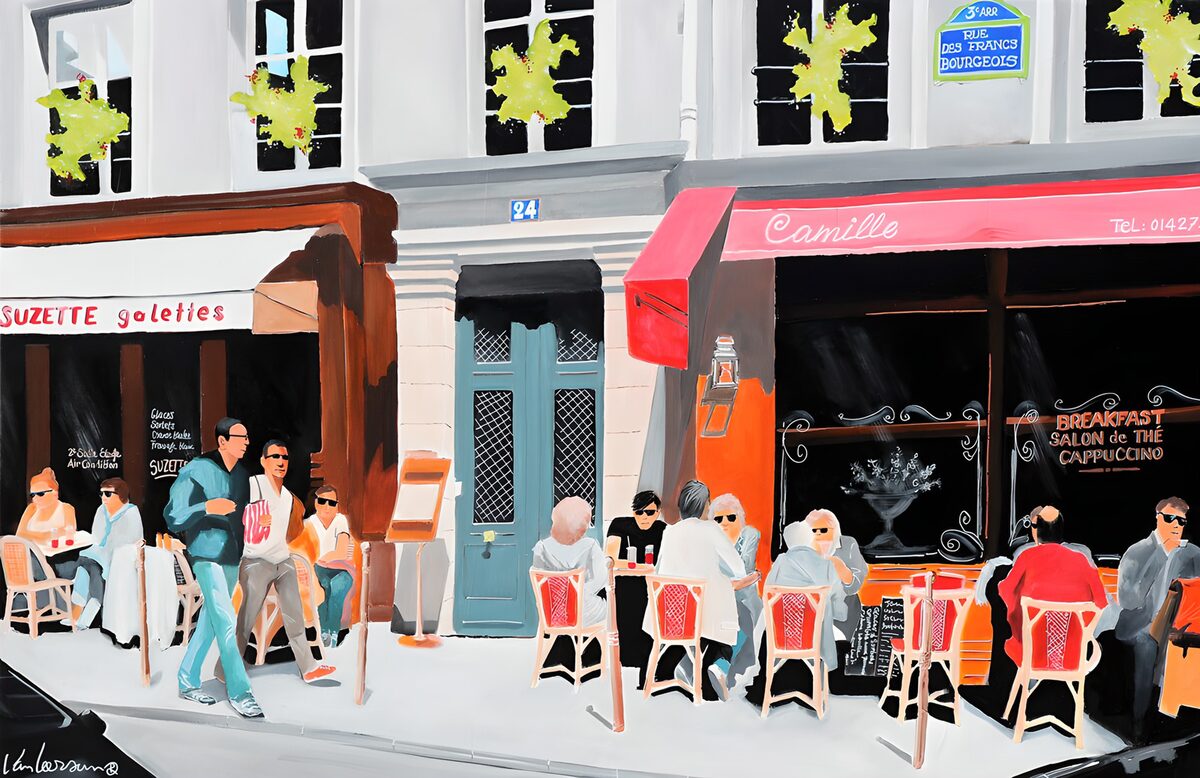 Caféterras met rode stoelen in de zon