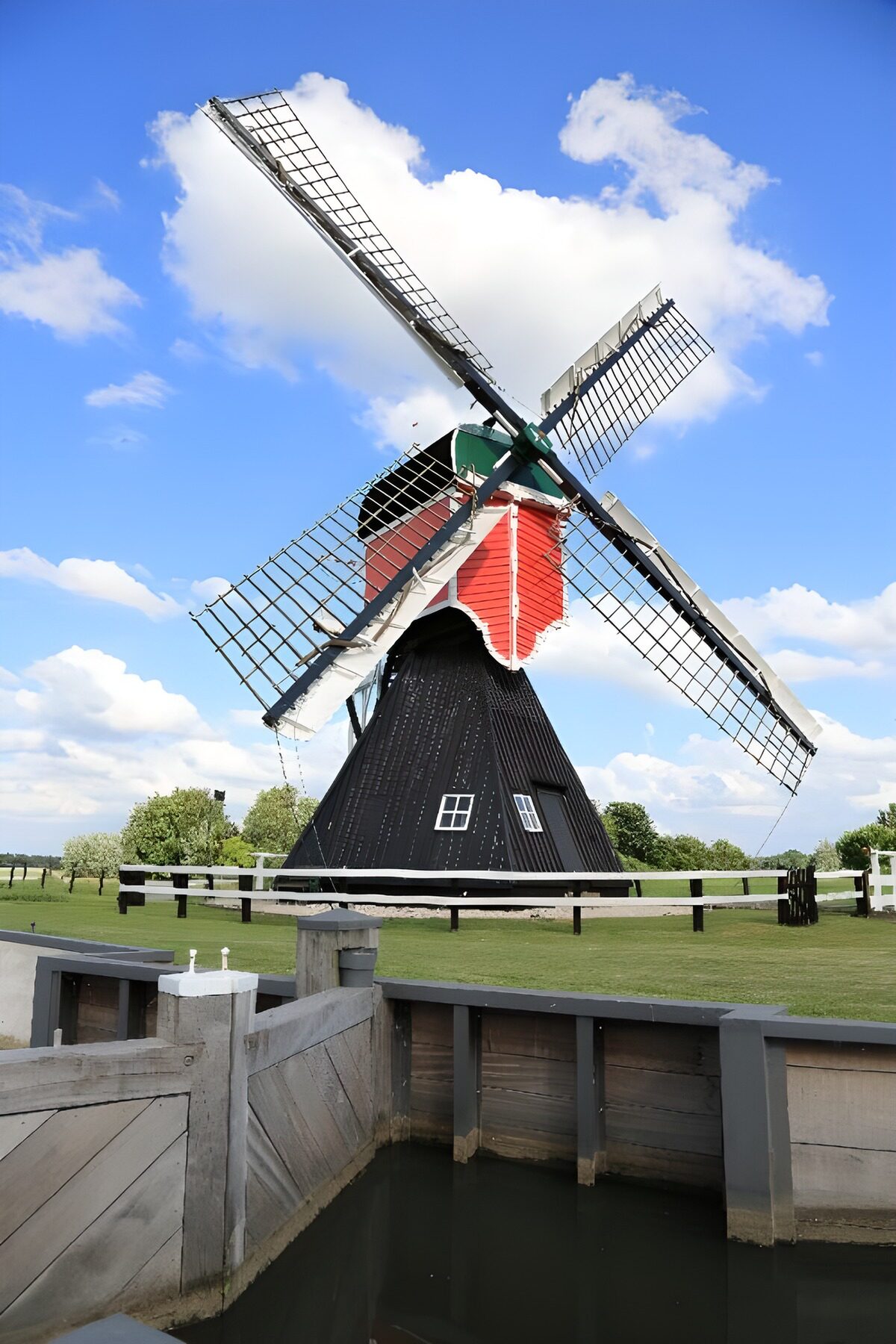 Rode windmolen onder een blauwe lucht