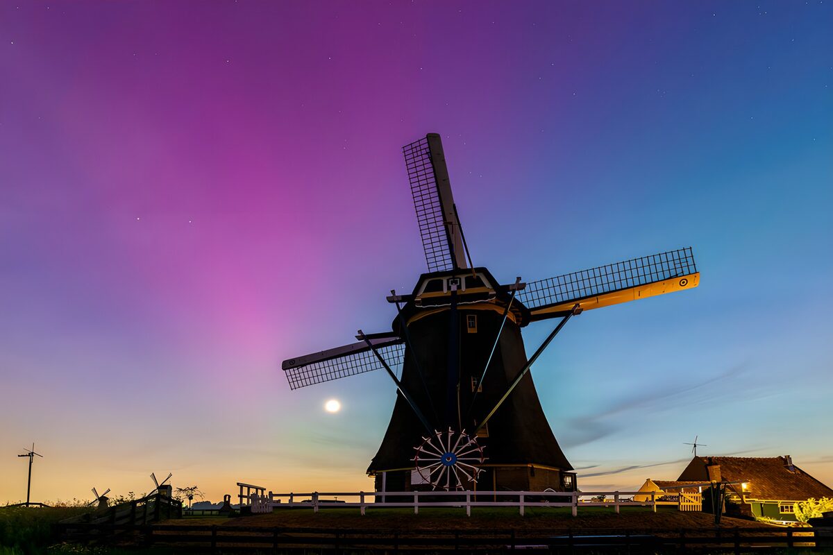 Windmolen onder een paarse avondlucht