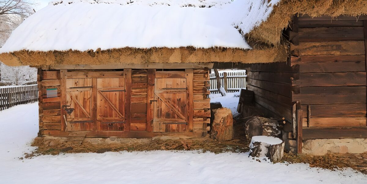 Houten schuren onder een sneeuwdeken