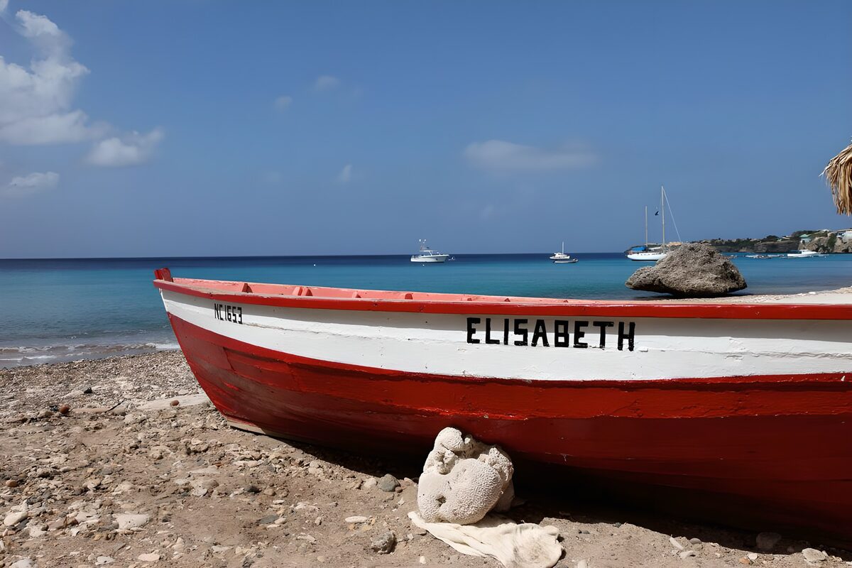 Rode boot op een kiezelstrand