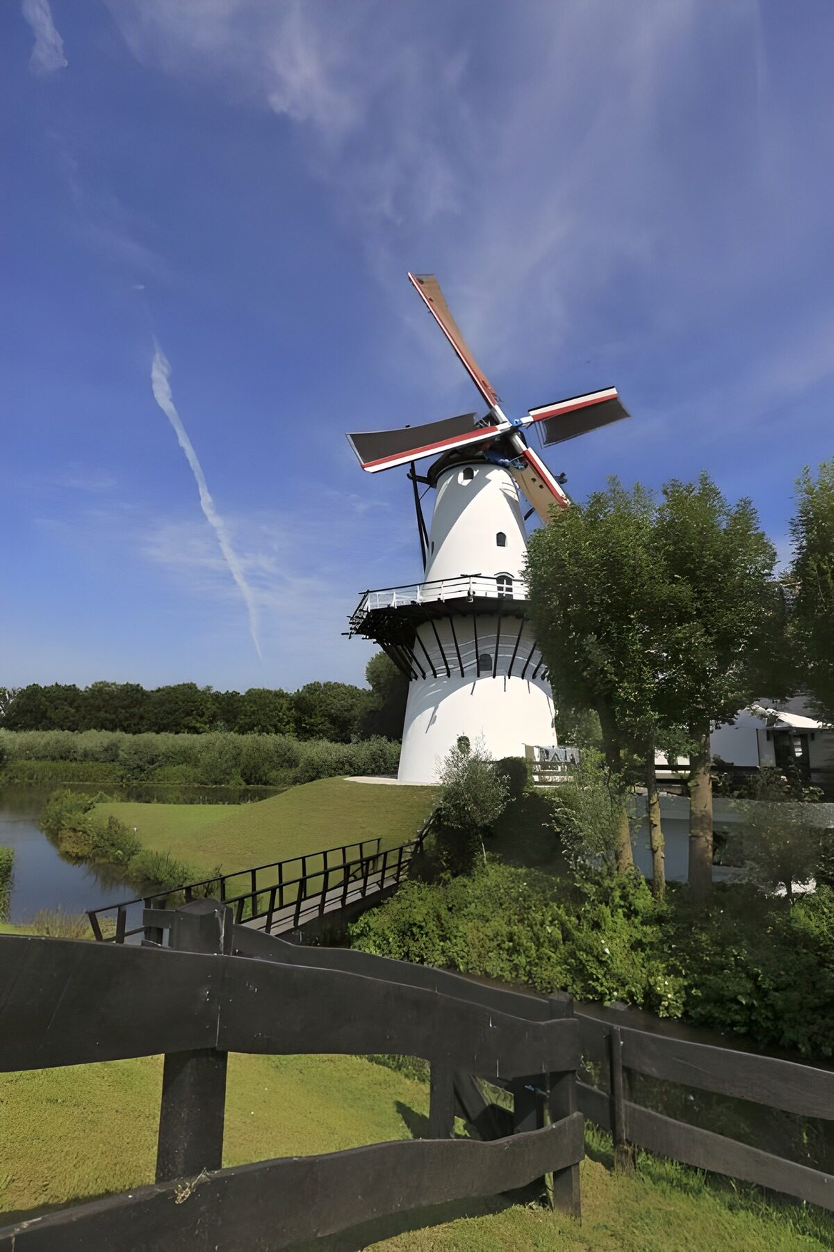 Witte windmolen aan het water