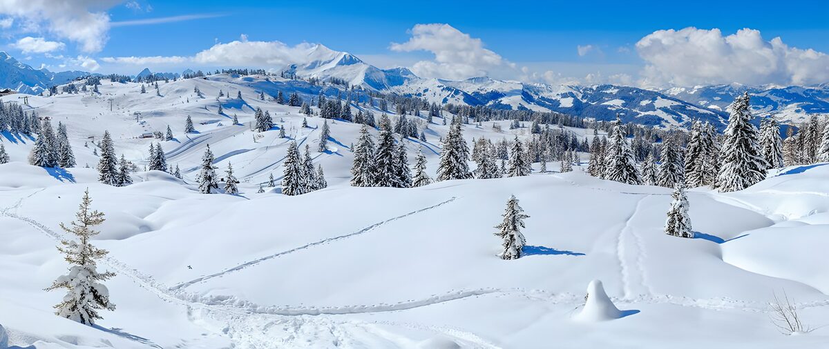 Besneeuwde bergen onder een blauwe lucht