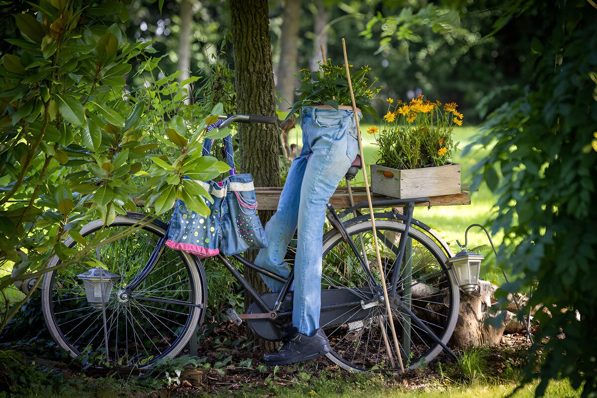 Zwarte fiets met gele bloemen
