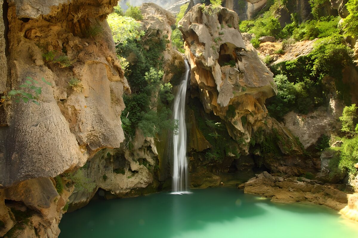 Waterval boven een turkoois bassin