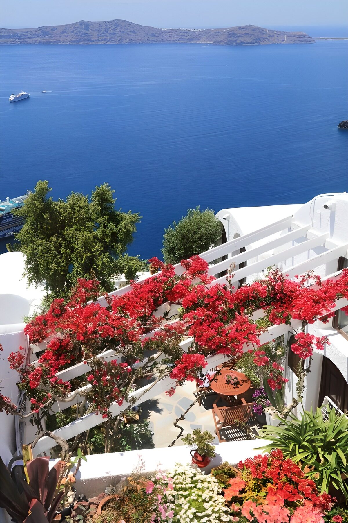 Wit terras met rode bougainvillea